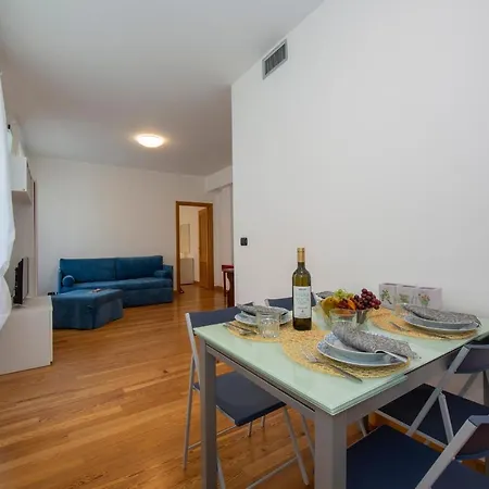 Apartment Savoia Bach 0-13